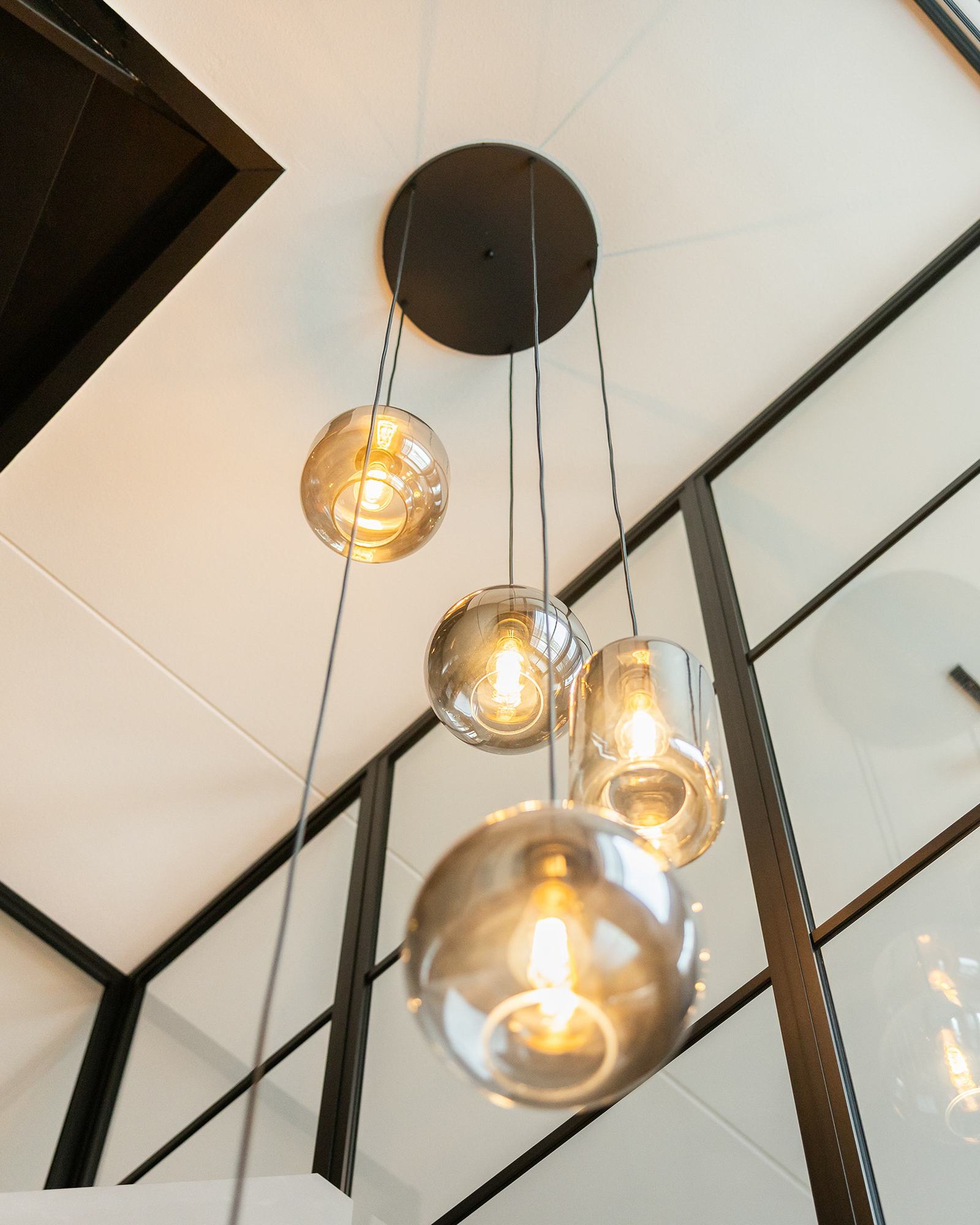 Glazen hanglampen in het trappenhuis