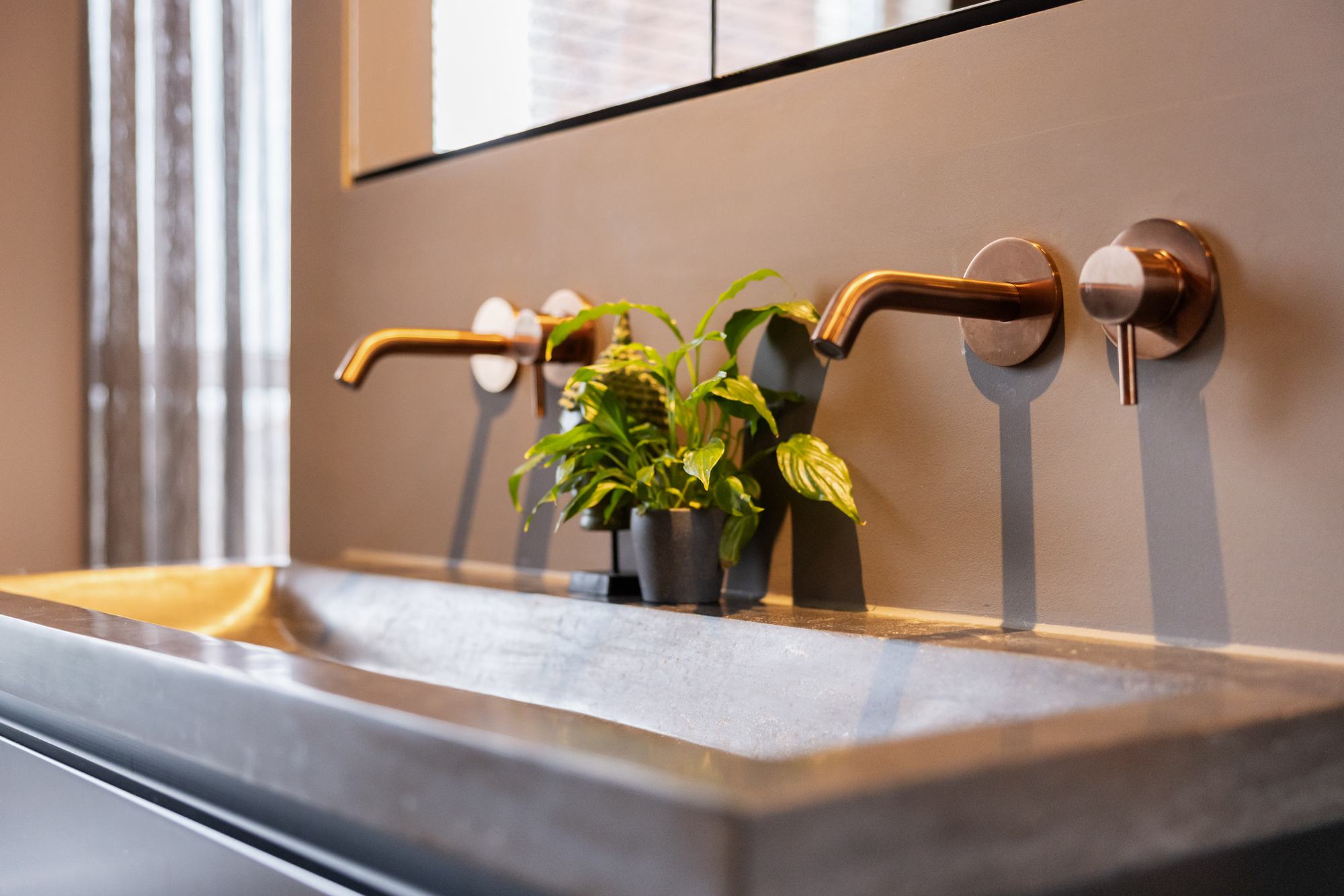 Bronzen kranen boven de wastafel