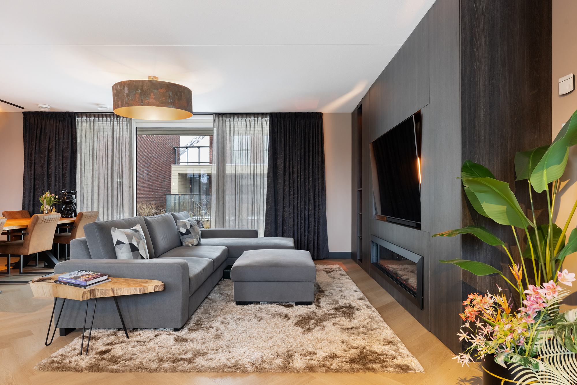 Woonkamer met loungebank en cinewall