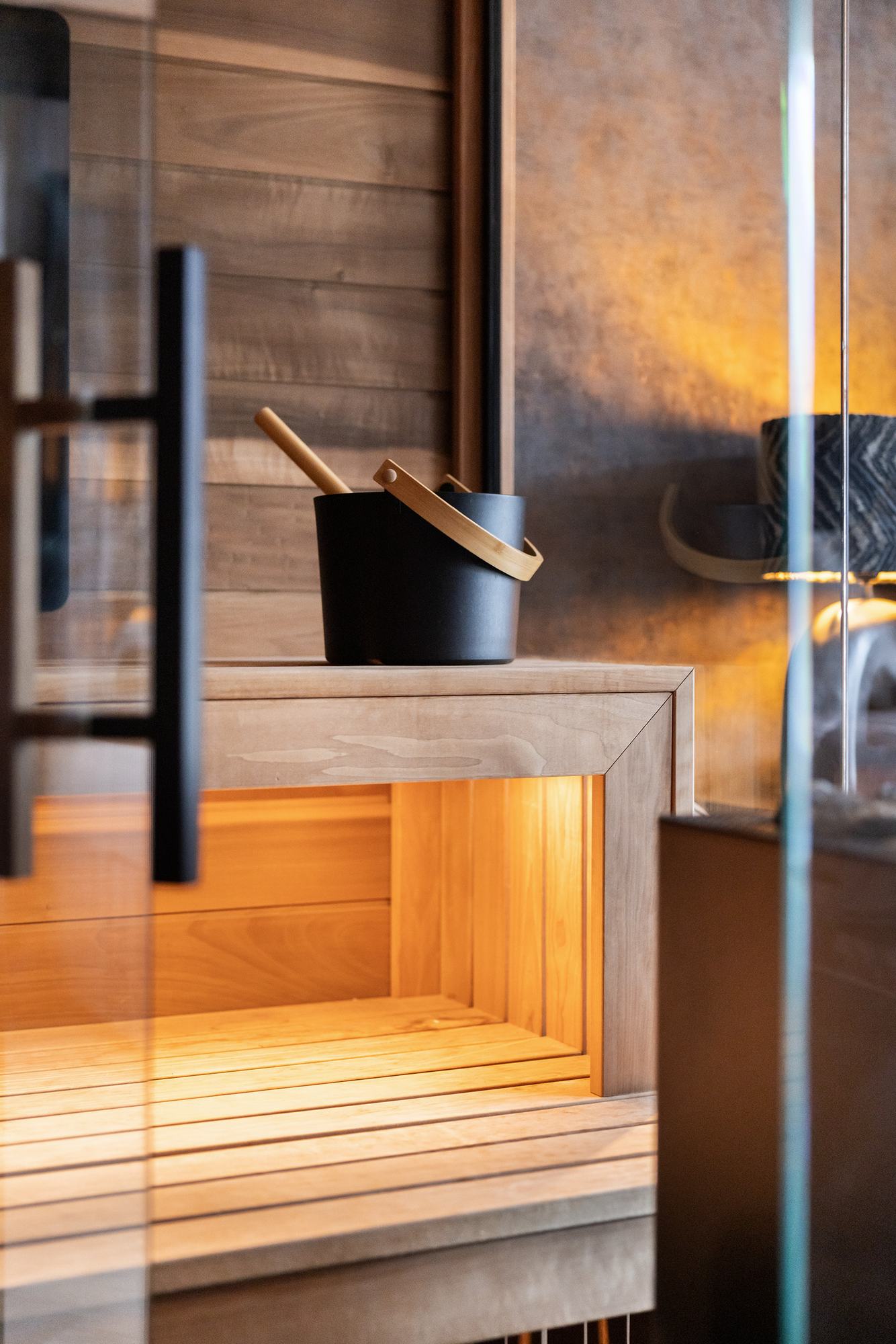 Saunabank met warme verlichting